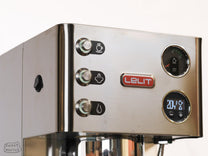 Front controls of the user friendly Victoria by Lelit.