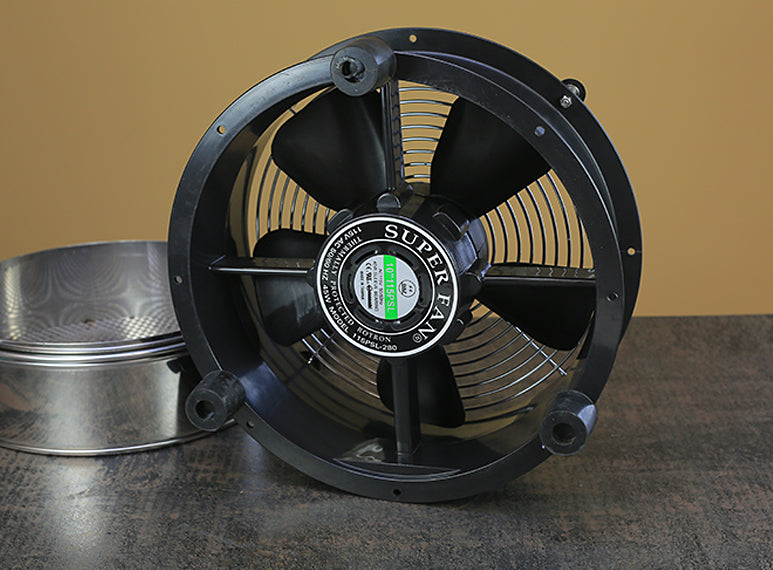 A small chaff tray below the barrel can be removed and emptied by pulling a wooden knob